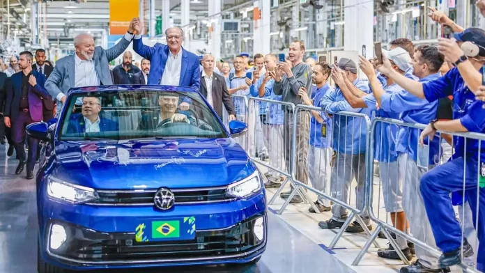 Volkswagen Virtus Cabrio conversível com Lula e Alckmin foi guiado por Ciro Possobom, CEO da VW no Brasil (Foto: Ricardo Stuckert)